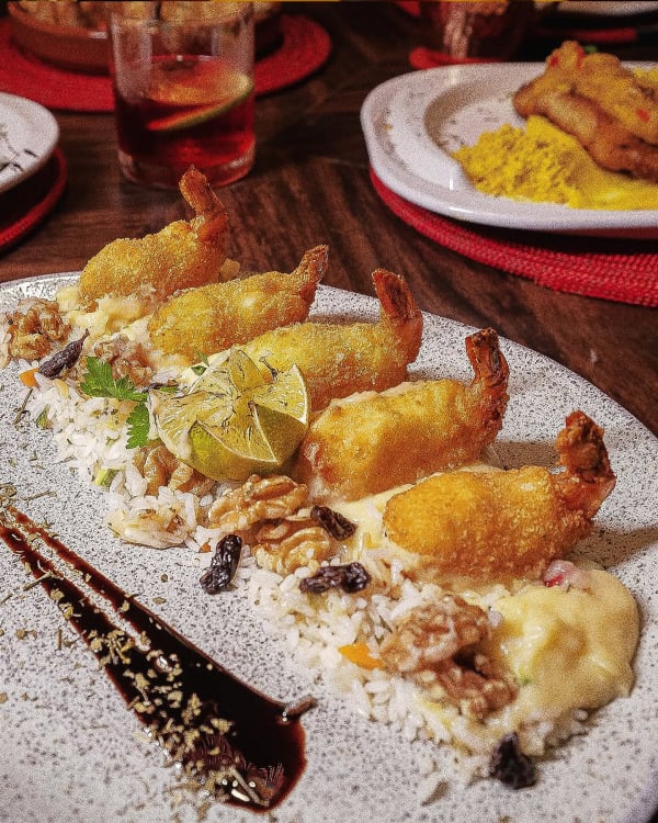Tamariz Restaurante - Camarão Empanado recheado com requeijão, servido com arroz aromatizado e purê de batata