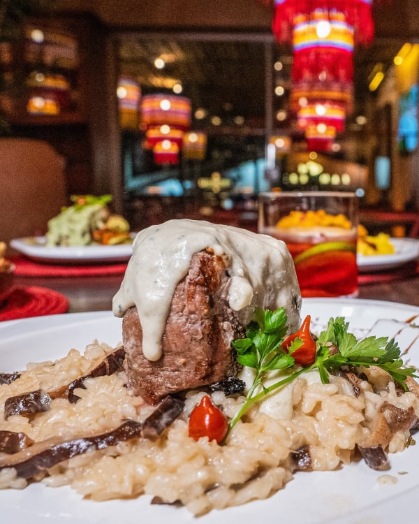 Tamariz Restaurante - Filé ao molho de Gorgonzola e risoto de Shitake